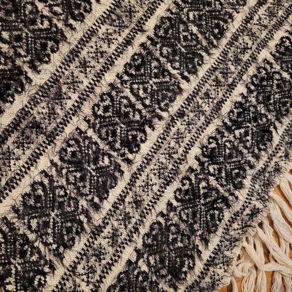 Say What? Shawl Sleeve Asymmetrical Fringes Ponchos Black & Off-White One Size - Picture 9 of 10